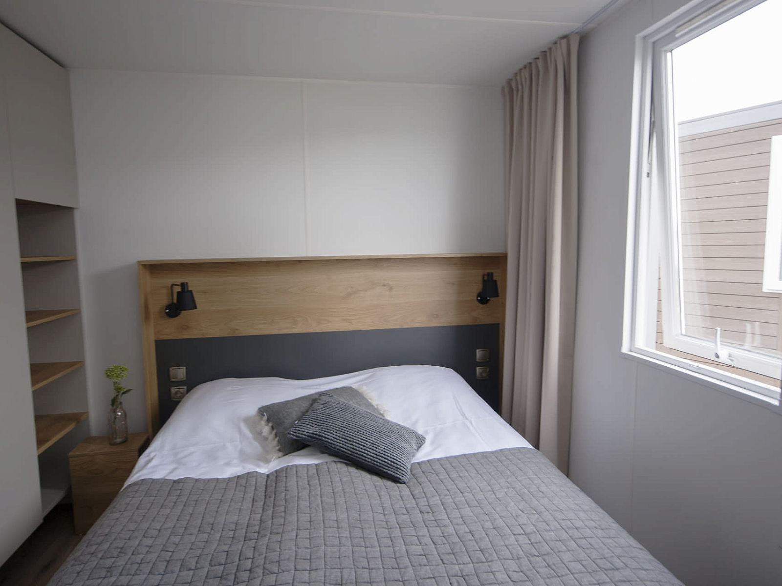 Modernes Badezimmer im Mobil home de Klipper, Mobil home bei Sneekermeer, Offingawier, mit geraeumiger Dusche und stilvollem Waschbecken.