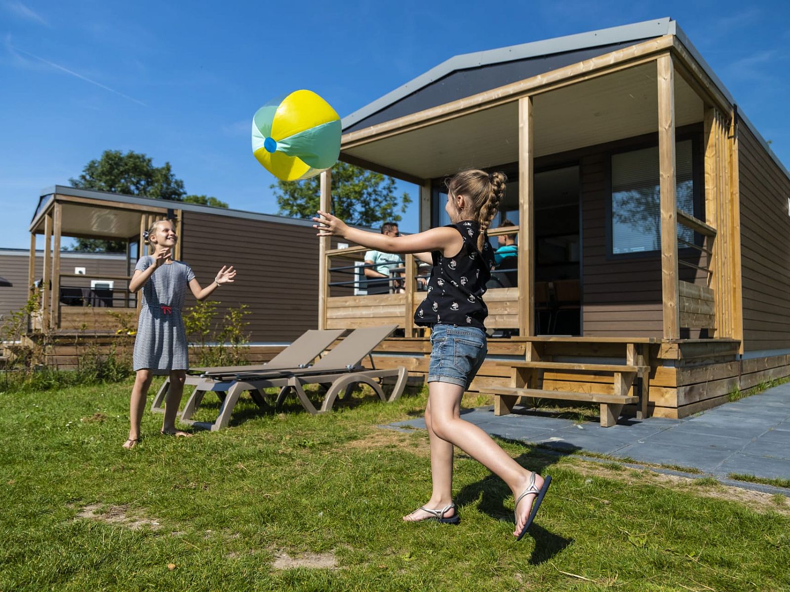 Gemuetliches Schlafzimmer im Mobil home de Klipper in Offingawier, Sneekermeer. Perfekt fuer einen erholsamen Aufenthalt an den friesischen Seen.