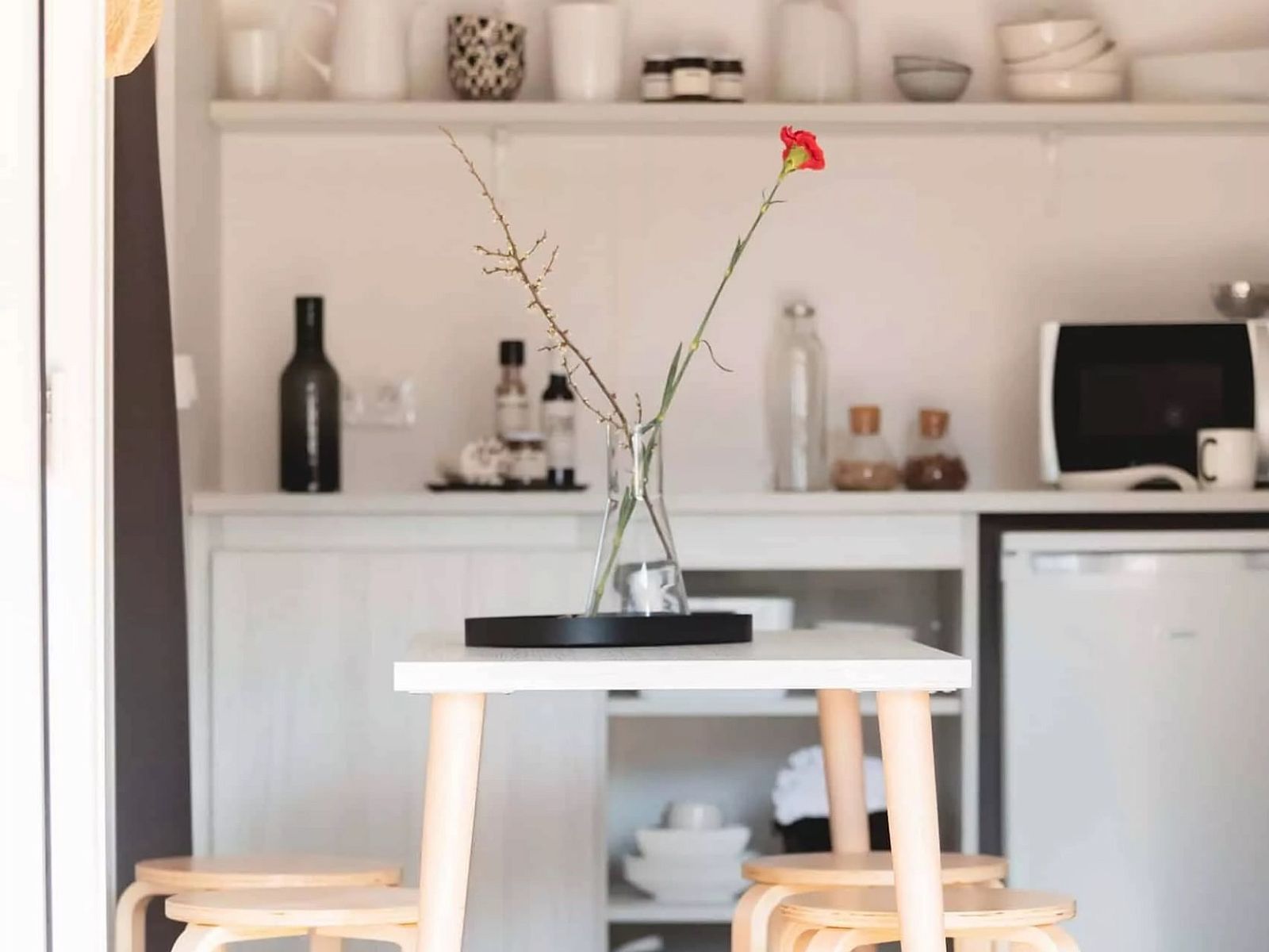Moderne Kueche im Zeltchalet De Kotter, Offingawier, in der Naehe des Sneekermeers. Gemuetliche Glamping-Lodge in den friesischen Seen mit stilvoller Einrichtung.
