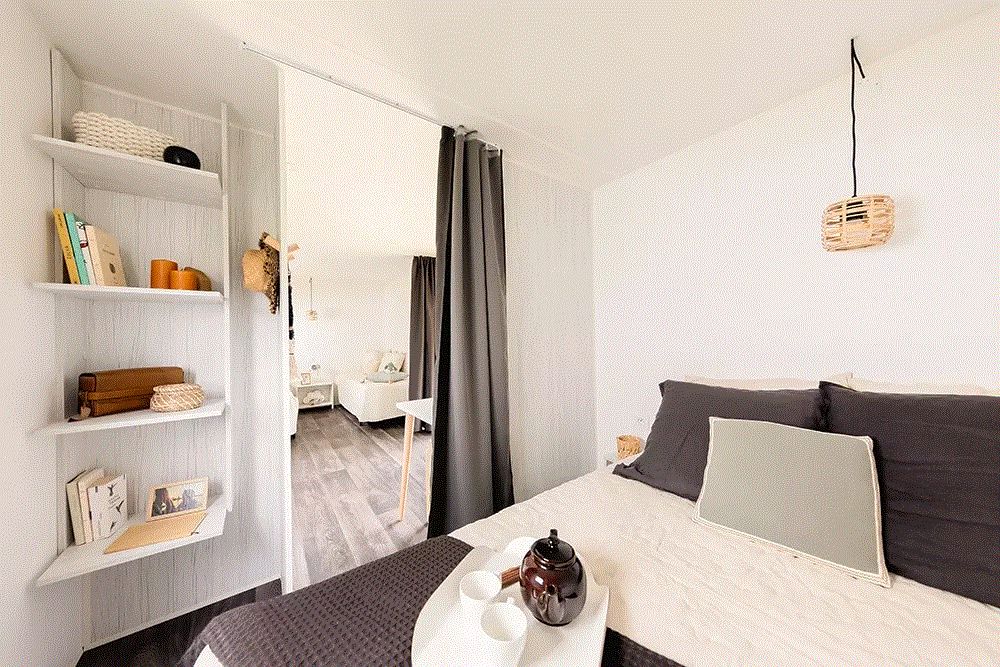 Modernes Badezimmer im Zeltchalet De Kotter, Offingawier. Perfekt fuer ein luxurioeses Glamping-Erlebnis am Sneekermeer in den friesischen Seen.