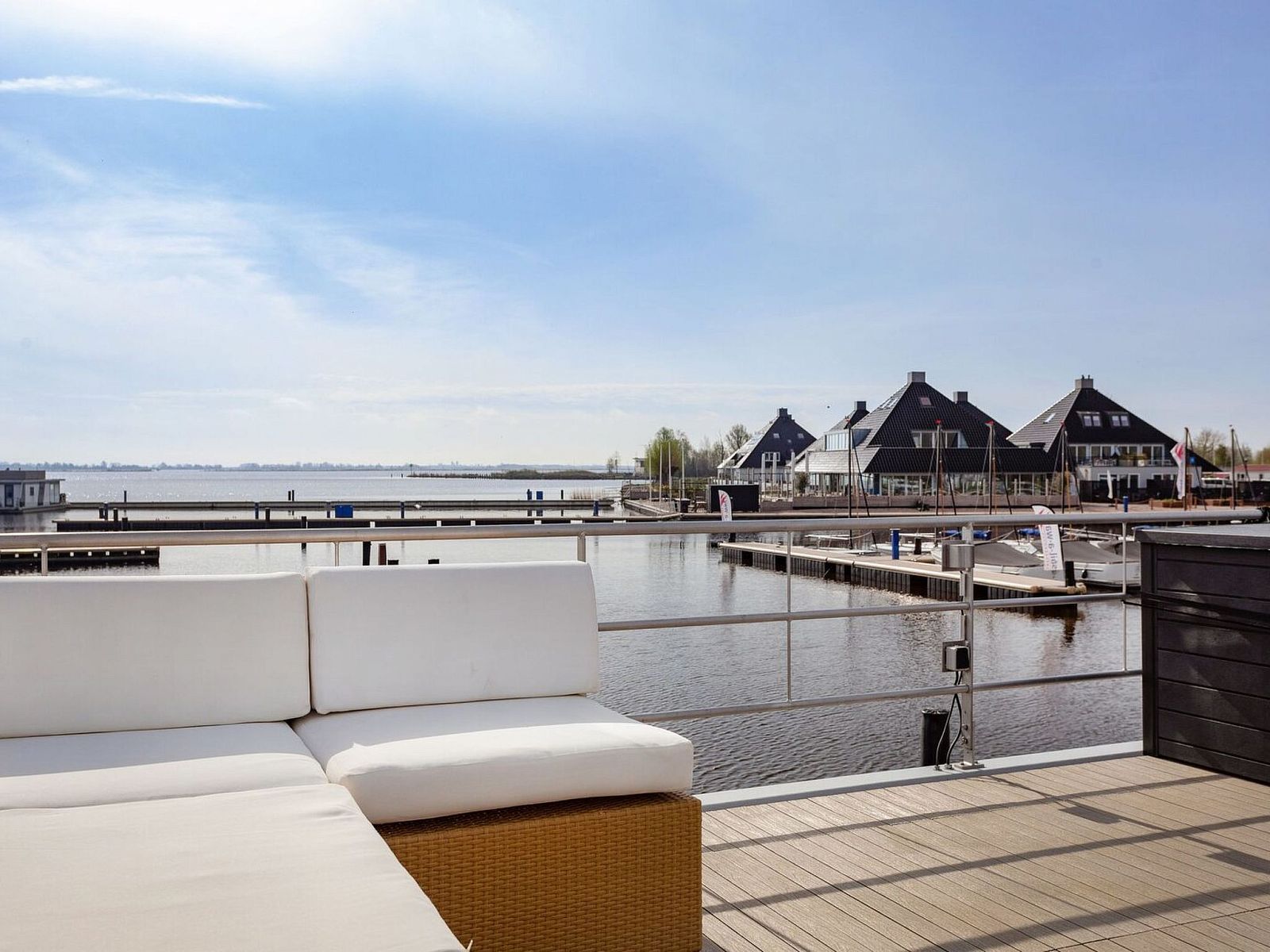 Guest house 120763 - Holiday property Sneekermeer - Vakantiehuis HouseBoat MeerRand