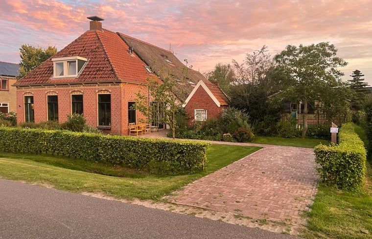 Charmant Vakantiehuis in Sumar met rode dakpannen in het Bergumermeer, Friese meren.