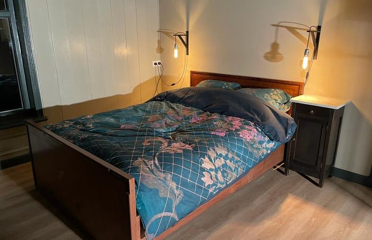 Gezellige slaapkamer in Vakantiehuis in Sumar, Friese meren, met een comfortabel tweepersoonsbed.