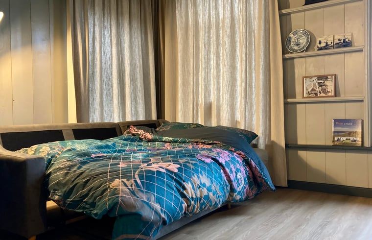 Ruime slaapkamer met extra bed in Vakantiehuis in Sumar, Bergumermeer, Friese meren.