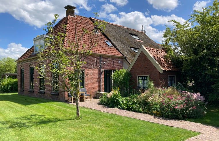 Traditioneel Vakantiehuis in Sumar, Bergumermeer, omgeven door een prachtige tuin.