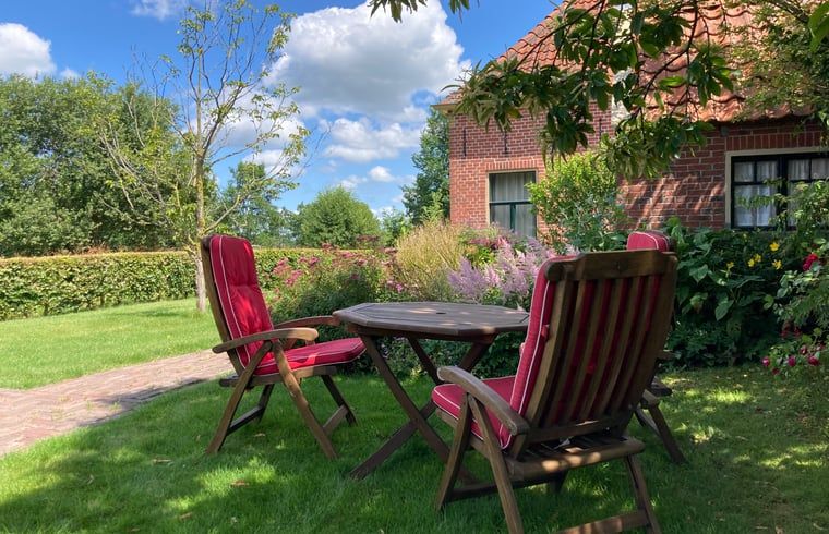 Buitenruimte met comfortabele stoelen in Vakantiehuis in Sumar, Friese meren.