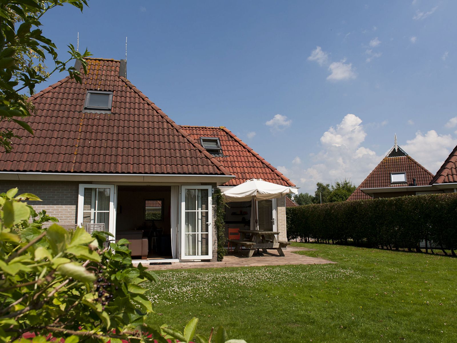 Vakantiehuis Bungalowpark It Wiid in Earnewald met ruime tuin en terras, ideaal voor ontspanning in de Friese meren.