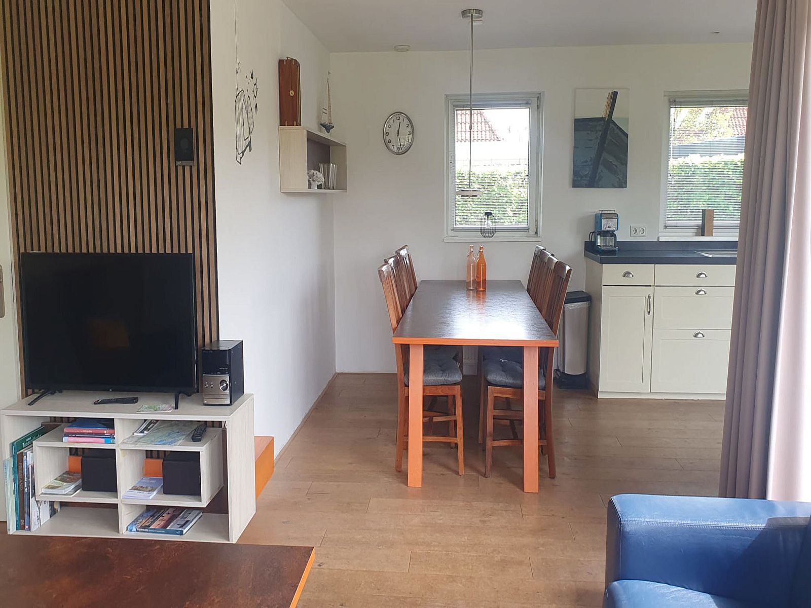 Gezellige eetruimte in Vakantiehuis Bungalowpark It Wiid, Earnewald, met uitzicht op de natuur van Princehof.