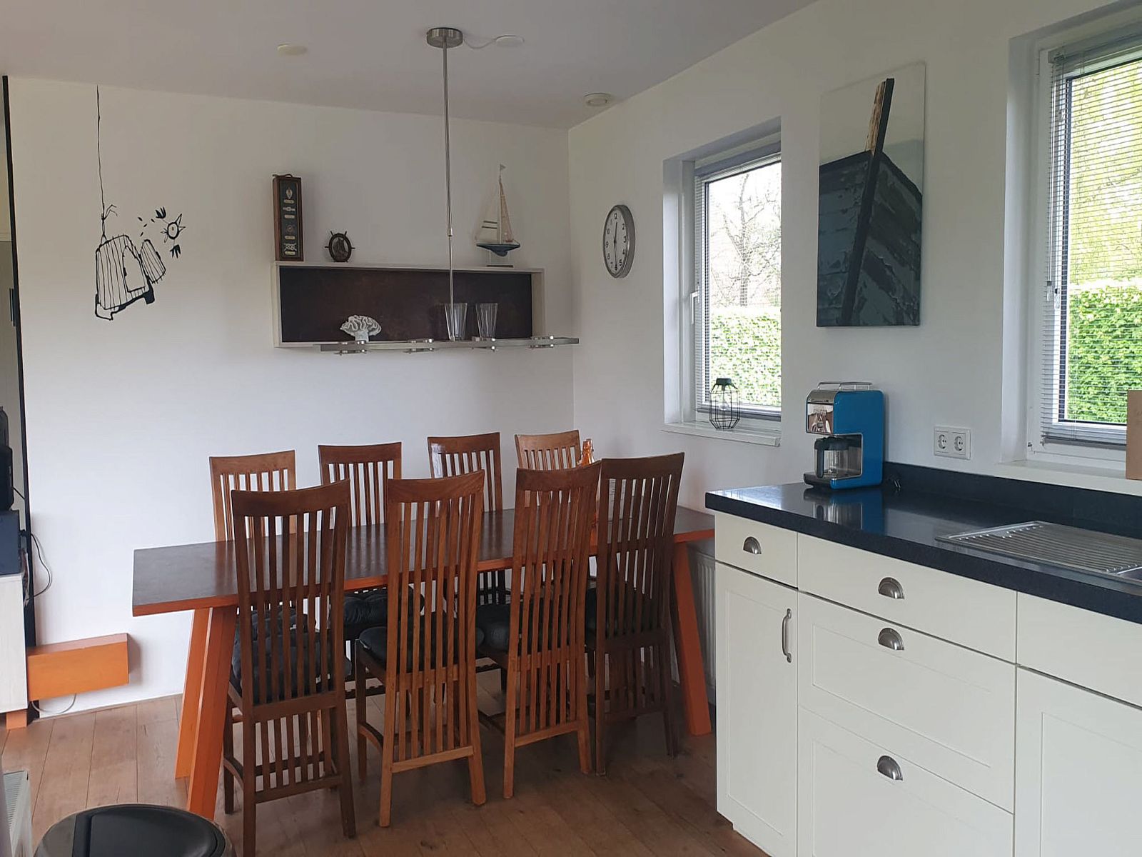 Ruime eetkamer in Vakantiehuis Bungalowpark It Wiid, perfect voor familiediners in de serene omgeving van Alde Feanen.