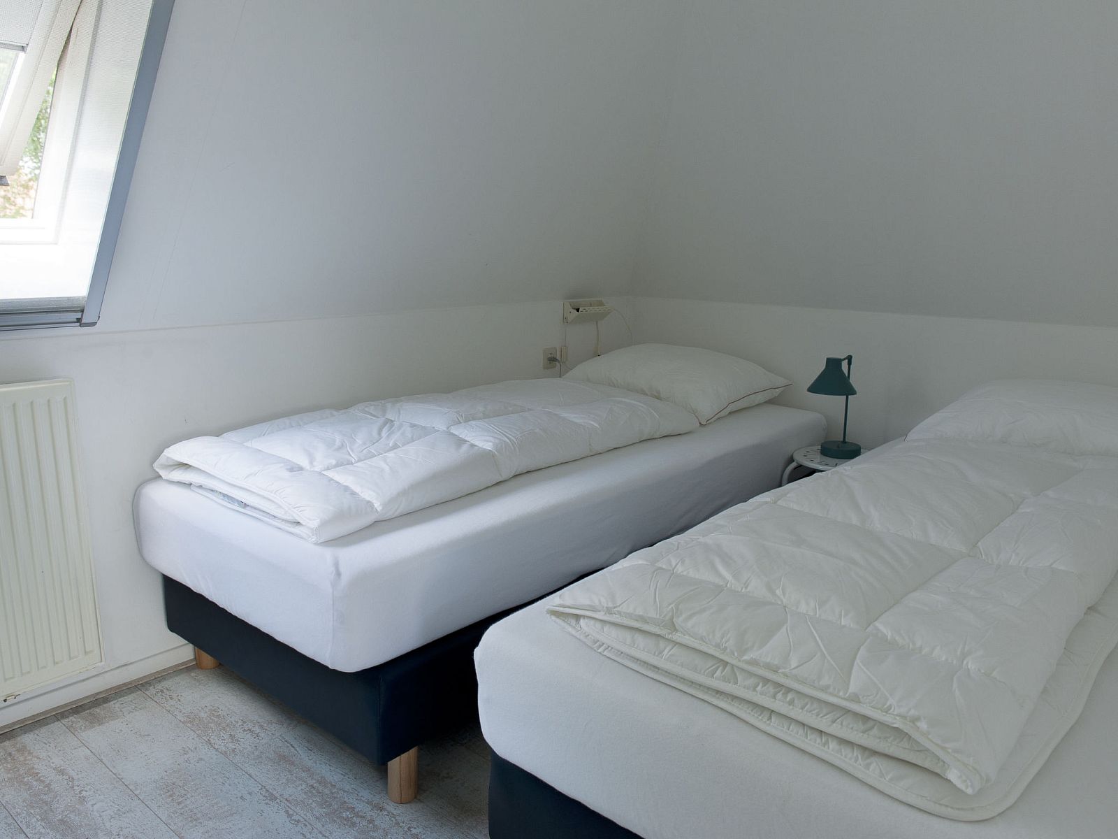 Slaapkamer met twee bedden in Vakantiehuis Bungalowpark It Wiid, biedt comfort en rust in Earnewald.