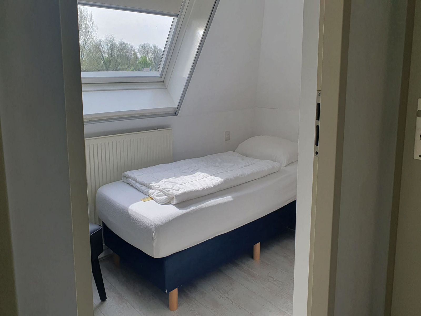 Eenpersoonskamer in Vakantiehuis Bungalowpark It Wiid, ideaal voor een ontspannen verblijf in de Friese meren.