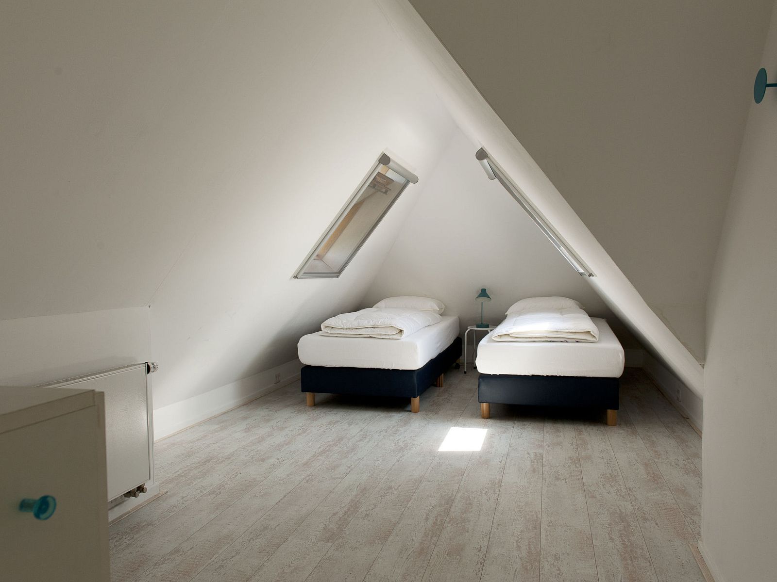 Gezellige zolderkamer met twee bedden in Vakantiehuis Bungalowpark It Wiid, biedt comfort in Earnewald.