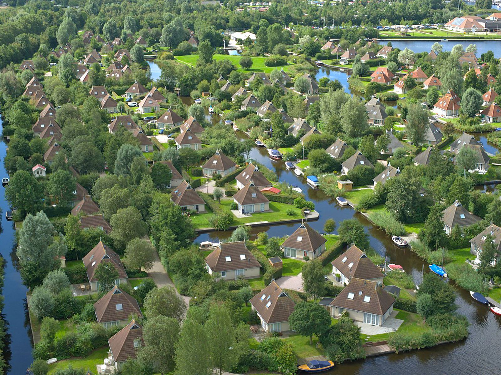 Luchtfoto van Bungalowpark It Wiid in Earnewald, toont de prachtige omgeving van de Friese meren.