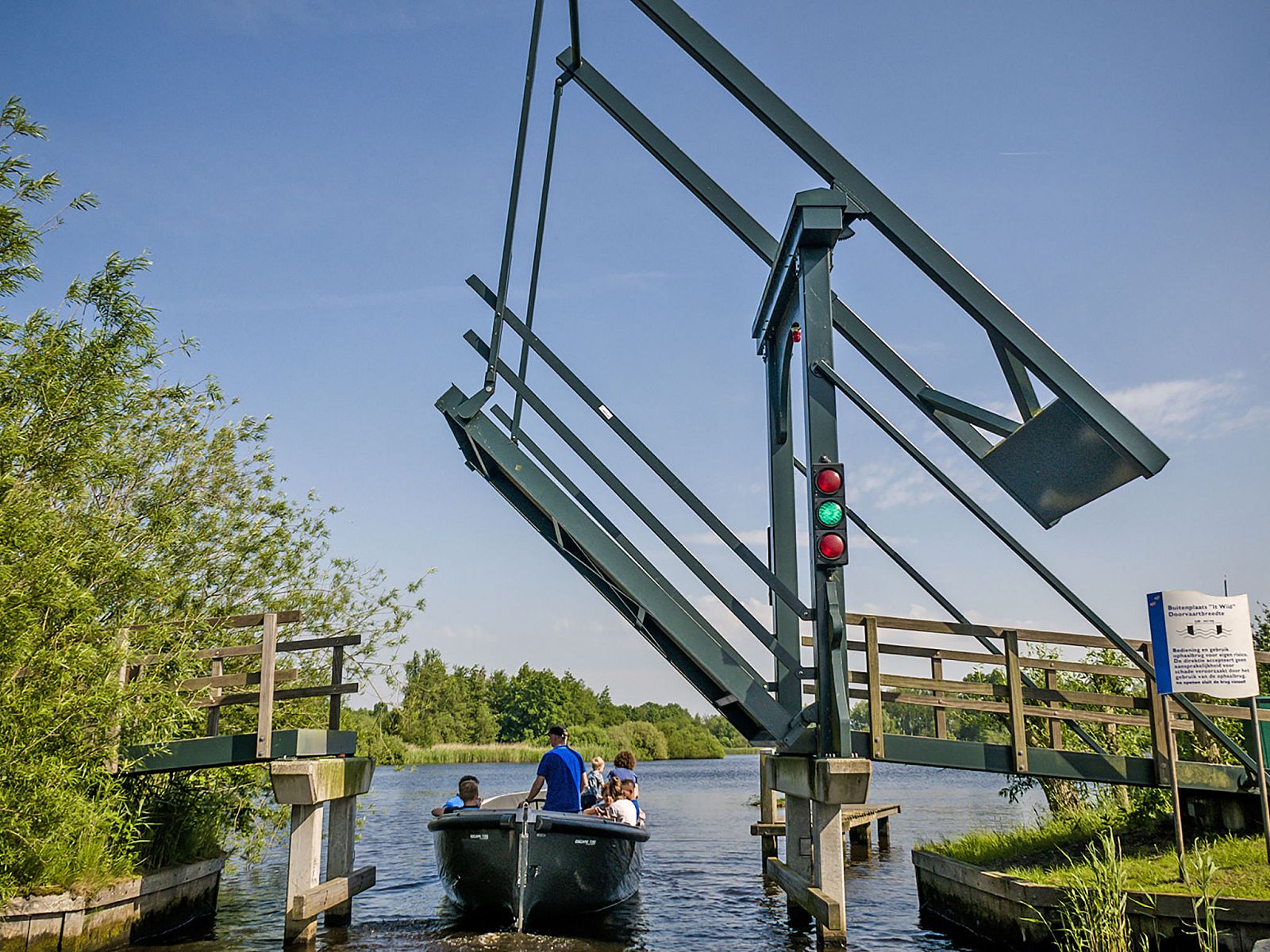 Boottocht onder brug nabij Vakantiehuis Bungalowpark It Wiid, biedt avontuur in de Friese natuur.