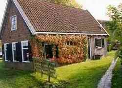 Charmantes It alde hs-Ferienhaus in Wartena, umgeben von grner Umgebung und rustikalem Charme in der friesischen Seenlandschaft.