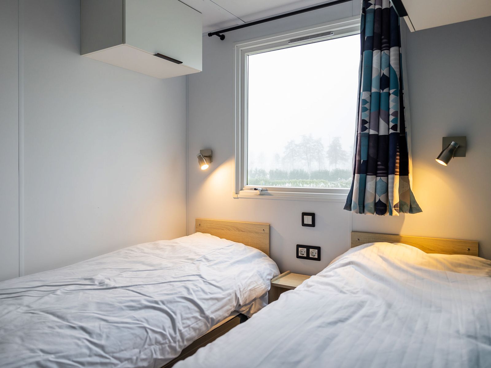 Slaapkamer met tweepersoonsbed in Vakantiehuis Natuurlijk de Veenhoop, rustgevend interieur.