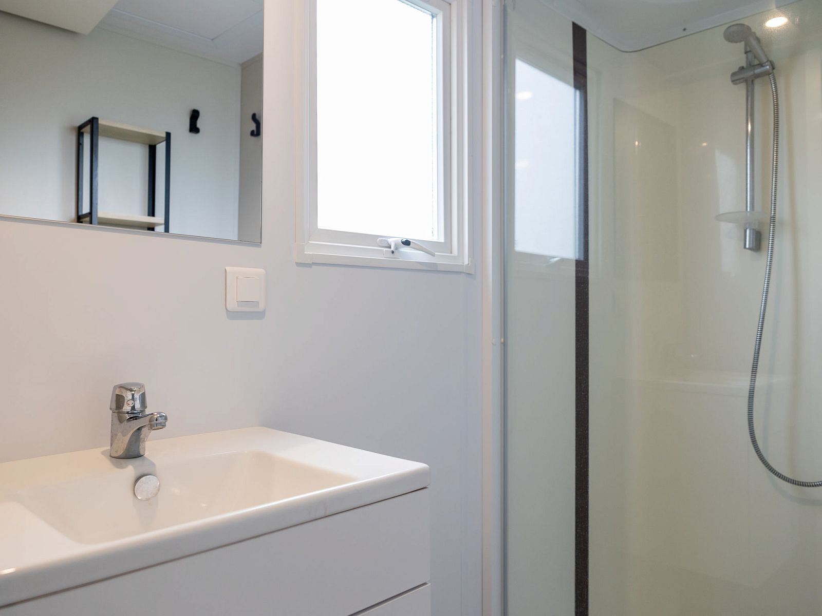 Slaapkamer met twee eenpersoonsbedden in Vakantiehuis Natuurlijk de Veenhoop, uitzicht op natuur.