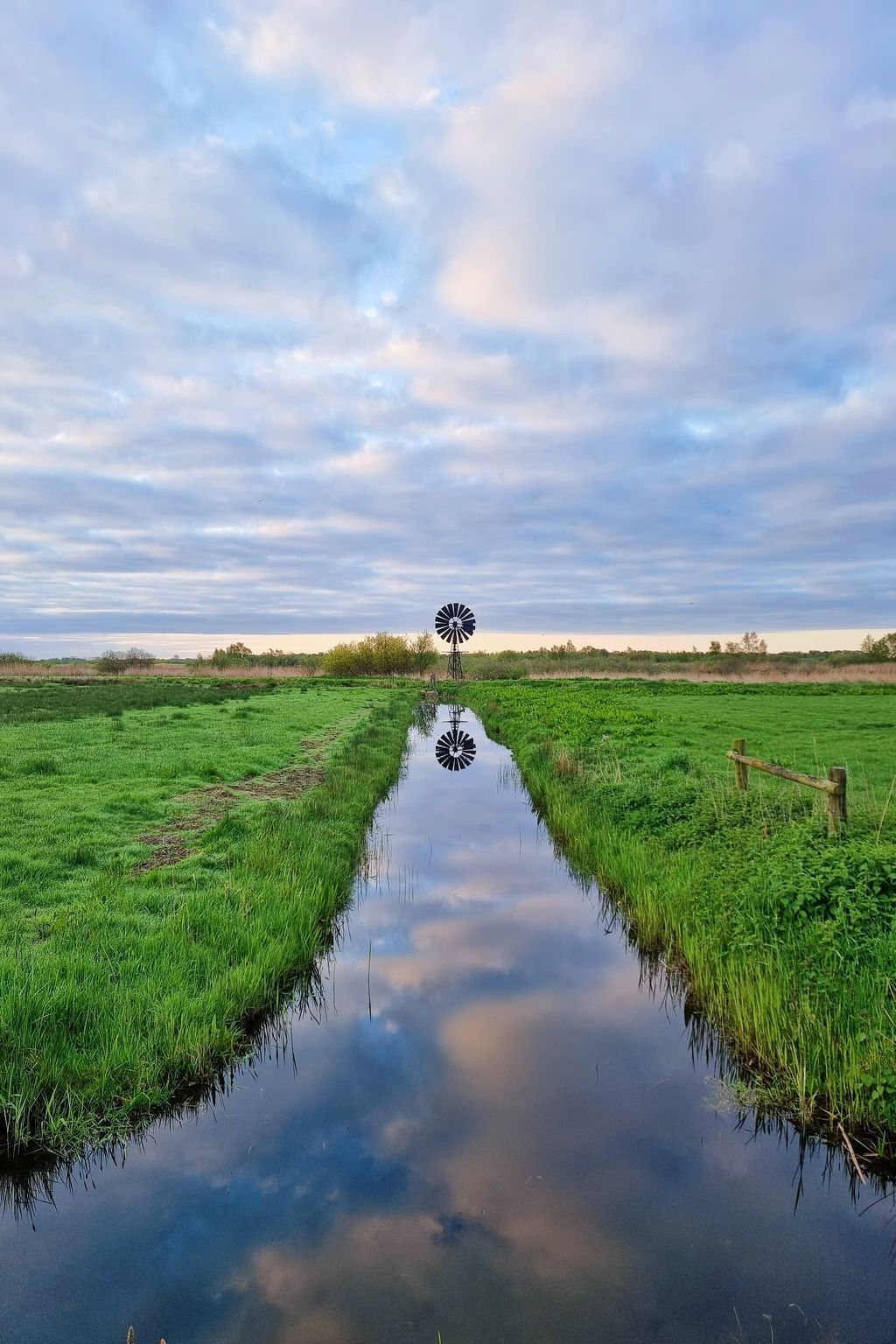 Winterlandschap bij Vakantiehuis Natuurlijk de Veenhoop, besneeuwde natuur in Friese meren.