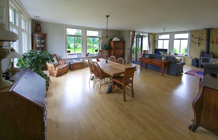 Geraeumiges Wohnzimmer in Cottage in De Veenhoop, Ferienhaus mit Blick auf den Garten in Princehof.