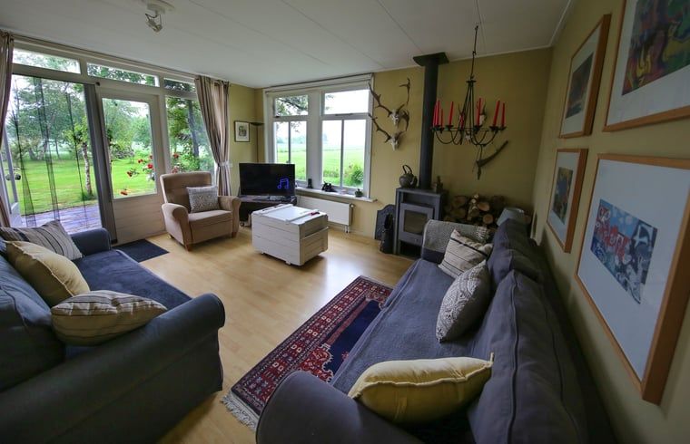 Gemuetliche Sitzecke in Cottage in De Veenhoop, Ferienhaus mit Holzofen und Blick auf die Natur.