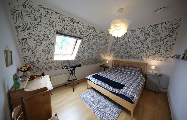 Schlafzimmer mit Dachfenster im Ferienhaus in De Veenhoop, Ferienhaus in Alde Feanen, Friesische Seen.