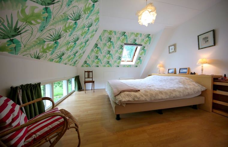 Schlafzimmer mit gruenem Dekor in Cottage in De Veenhoop, Ferienhaus in Alde Feanen.