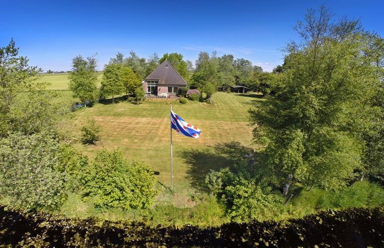 Grosser Garten mit Fahne beim Ferienhaus in De Veenhoop, Ferienhaus in Alde Feanen.