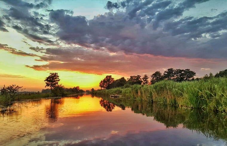 Sommerlicher Sonnenuntergang am Ferienhaus De Veenhoop, Ferienhaus an den friesischen Seen.