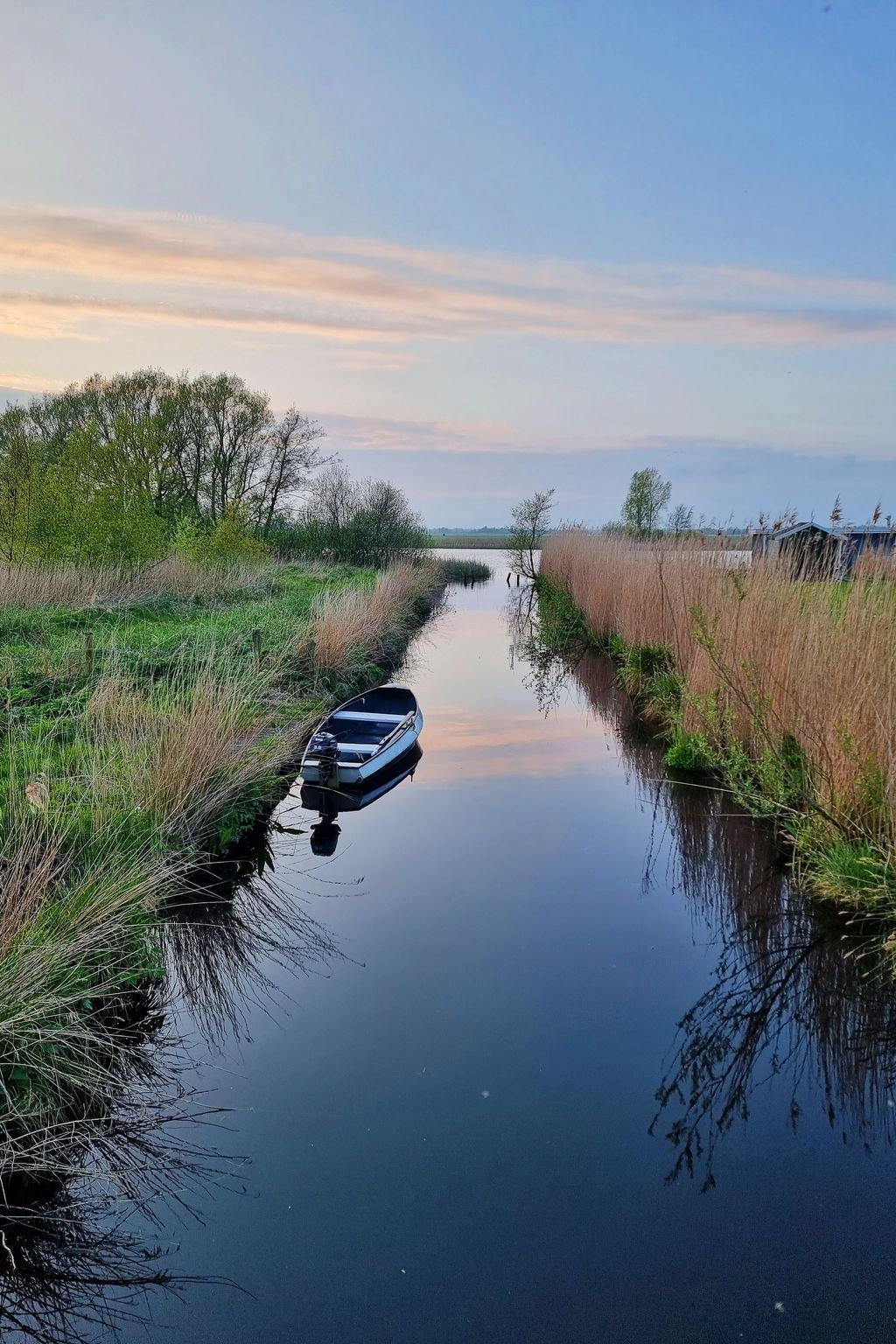 Ruhiger Wasserweg in der Naehe des Ferienhauses Natuurlijk de Veenhoop in De Veenhoop, ideal fuer eine entspannende Bootsfahrt.