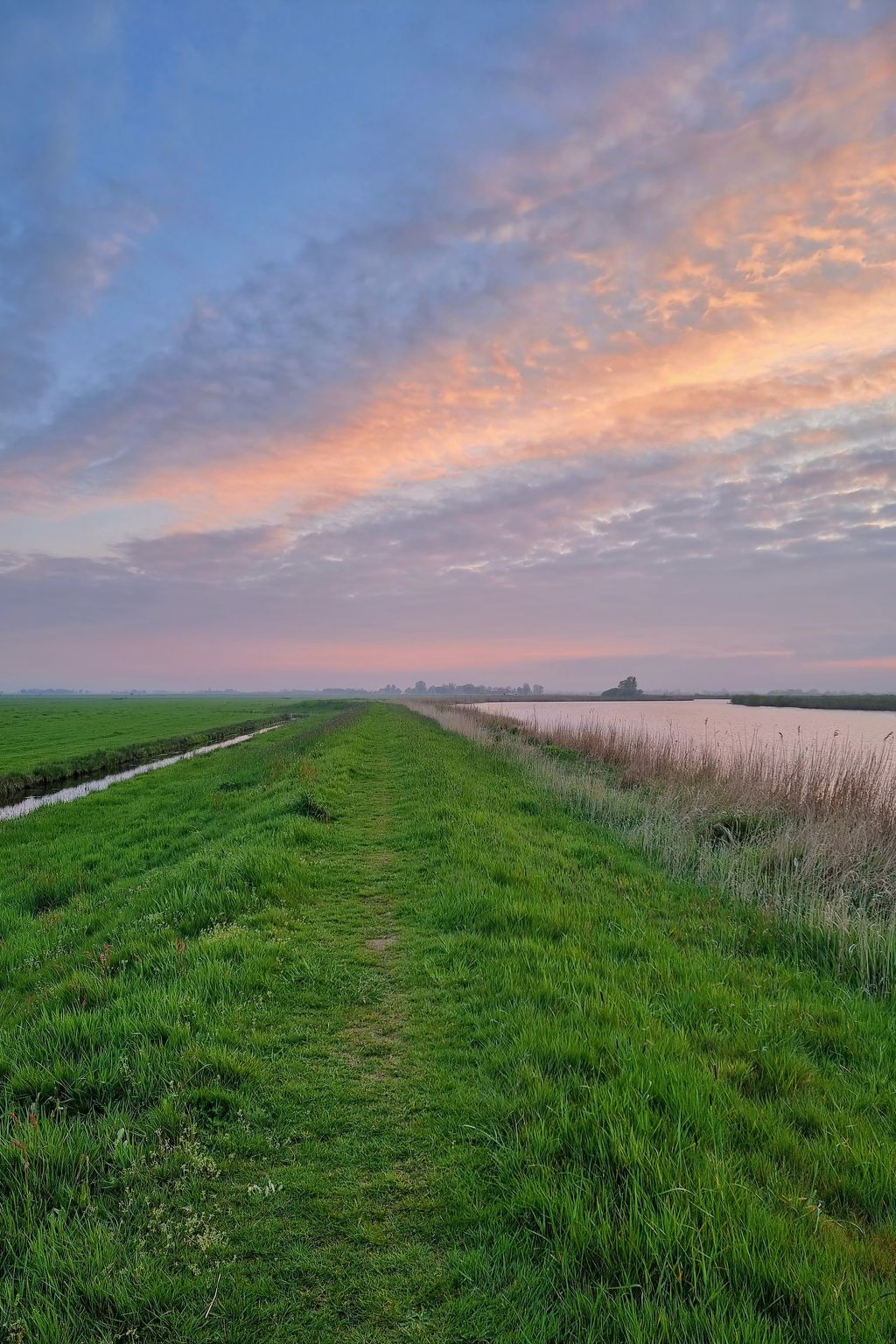 Herrliche Aussicht ueber die friesischen Seen vom Ferienhaus Natuurlijk de Veenhoop in De Veenhoop.