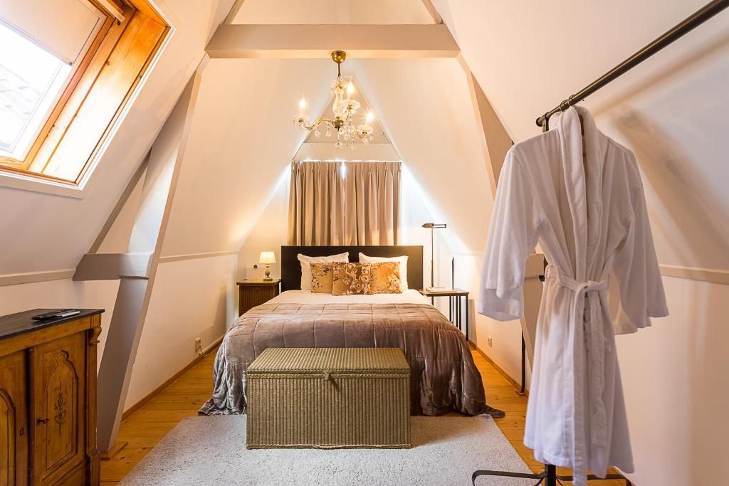 Gezellige slaapkamer met dakraam in B&B Parijs aan de Kaai, Walcheren.
