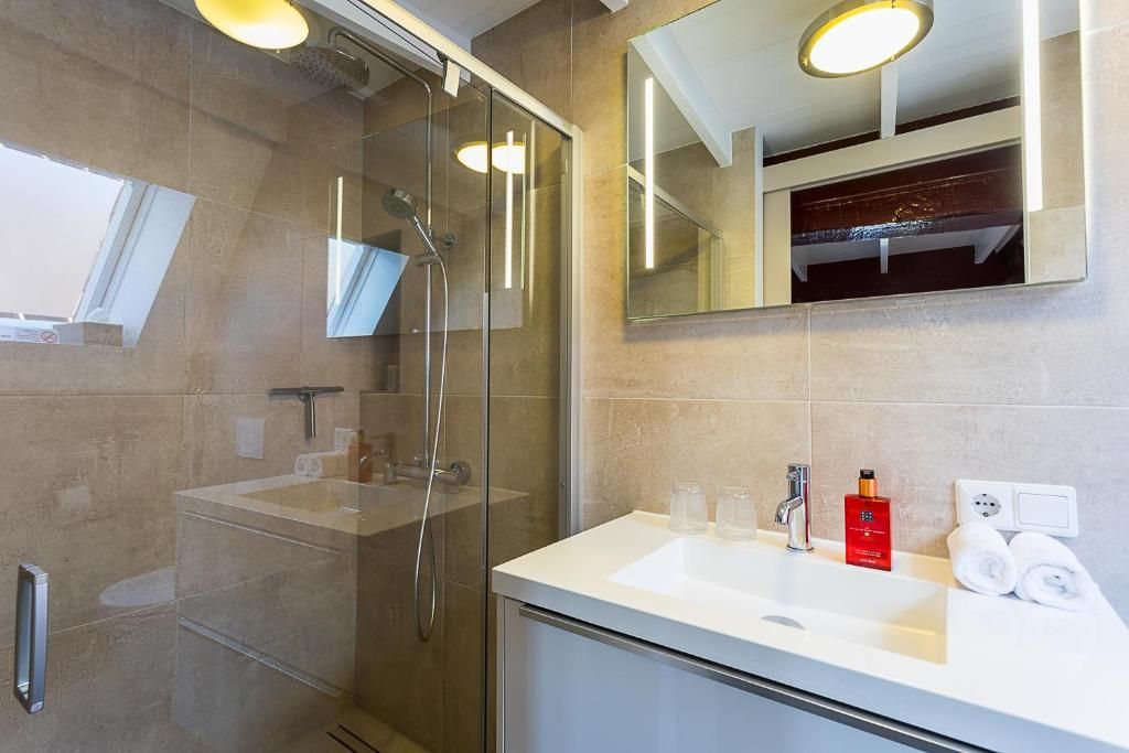 Moderne douche in B&B Parijs aan de Kaai, Middelburg, met strakke afwerking.