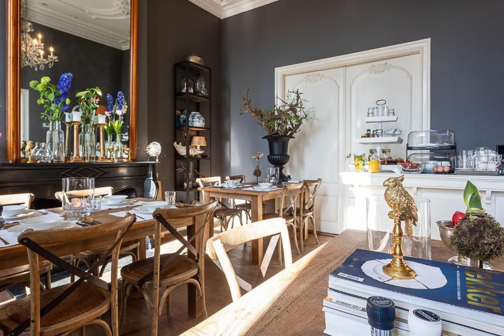 Ontbijtruimte in B&B Parijs aan de Kaai, Zeeland, met elegante inrichting.