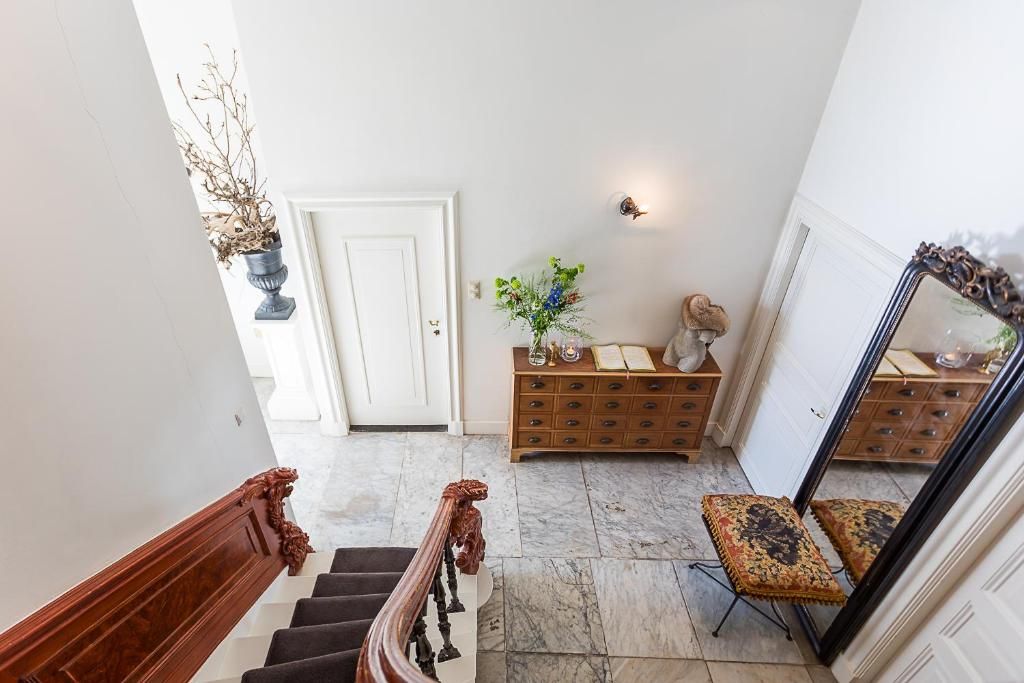 Lichte hal in B&B Parijs aan de Kaai, Middelburg, met marmeren vloer.