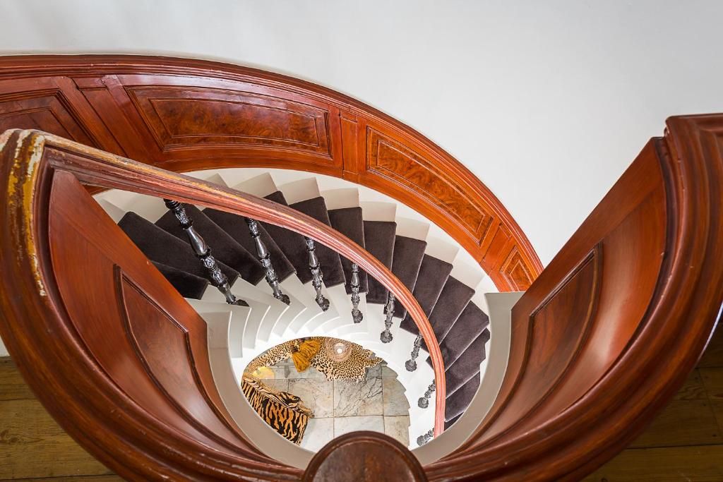 Klassieke trap in B&B Parijs aan de Kaai, Zeeland, met houten details.