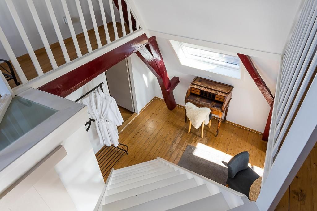 Zithoek met bureau in B&B Parijs aan de Kaai, Walcheren, sfeervolle ruimte.