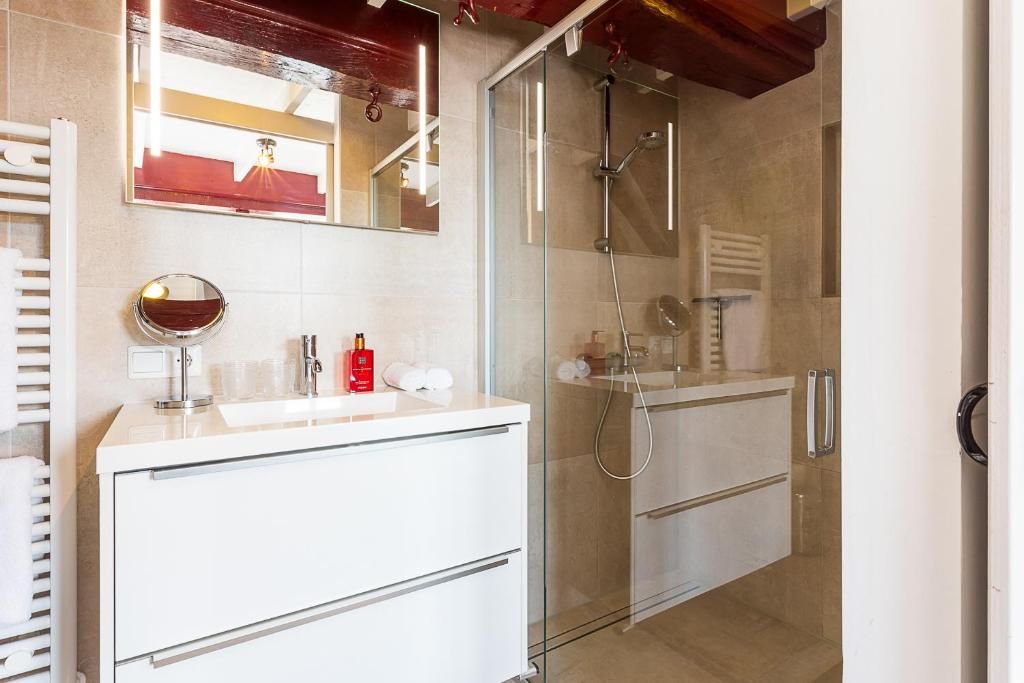 Luxe badkamer met glazen douche in B&B Parijs aan de Kaai, Middelburg.