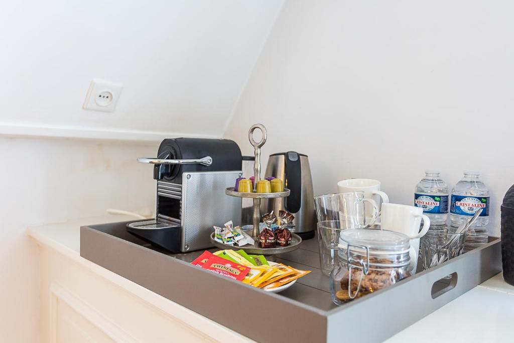 Koffie- en theefaciliteiten in B&B Parijs aan de Kaai, Zeeland, met lekkernijen.