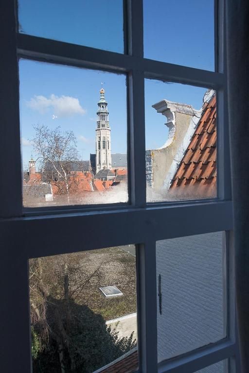 Uitzicht op Middelburg vanuit B&B Parijs aan de Kaai, Walcheren, schilderachtig.