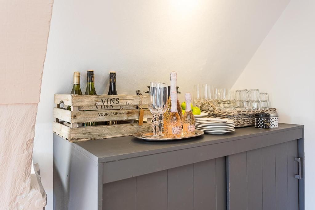 Wijnbar in B&B Parijs aan de Kaai, Middelburg, met een selectie van drankjes.