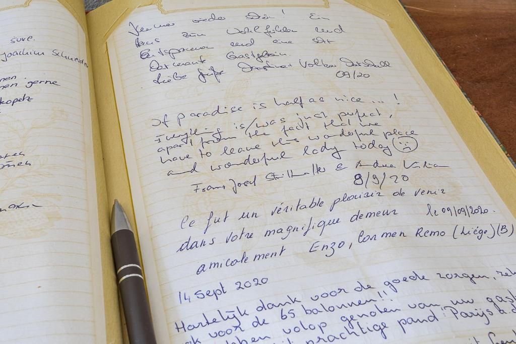 Gastenboek met handgeschreven notities in B&B Parijs aan de Kaai, Zeeland.