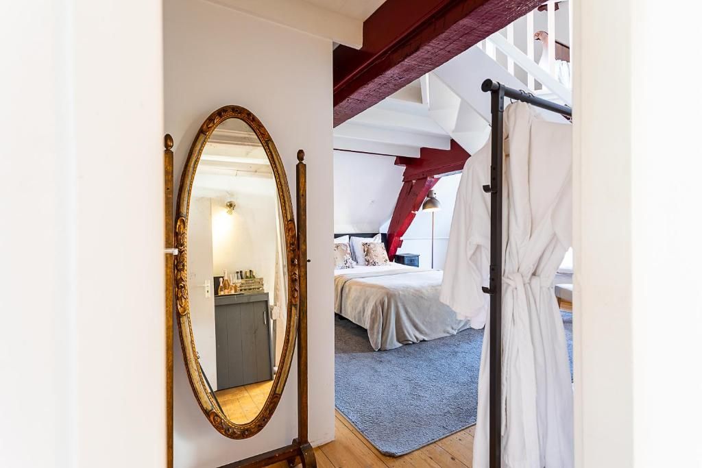 Slaapkamer met spiegel in B&B Parijs aan de Kaai, Walcheren, elegant design.