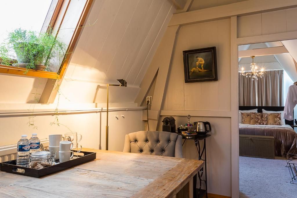 Gezellige zithoek in B&B Parijs aan de Kaai, Middelburg, met rustieke charme.