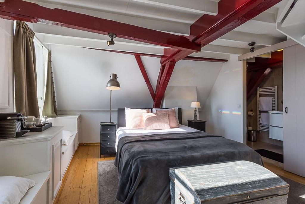 Comfortabele slaapkamer met houten elementen in B&B Parijs aan de Kaai, Zeeland.