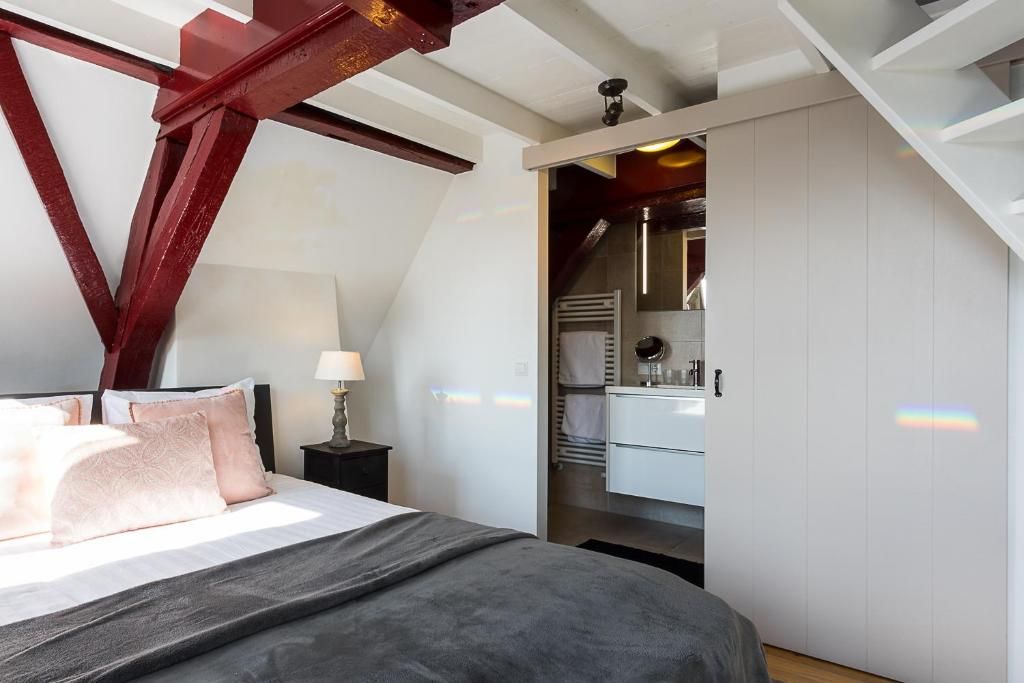 Lichte slaapkamer met badkamer in B&B Parijs aan de Kaai, Walcheren, modern comfort.