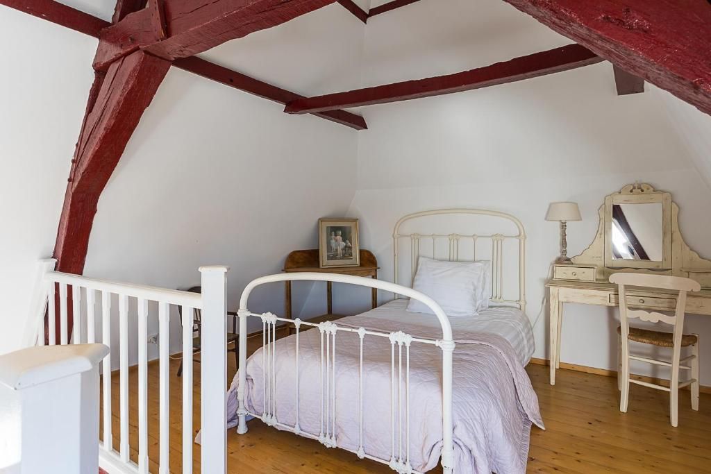 Zolderkamer met bed en bureau in B&B Parijs aan de Kaai, Middelburg, charmant.