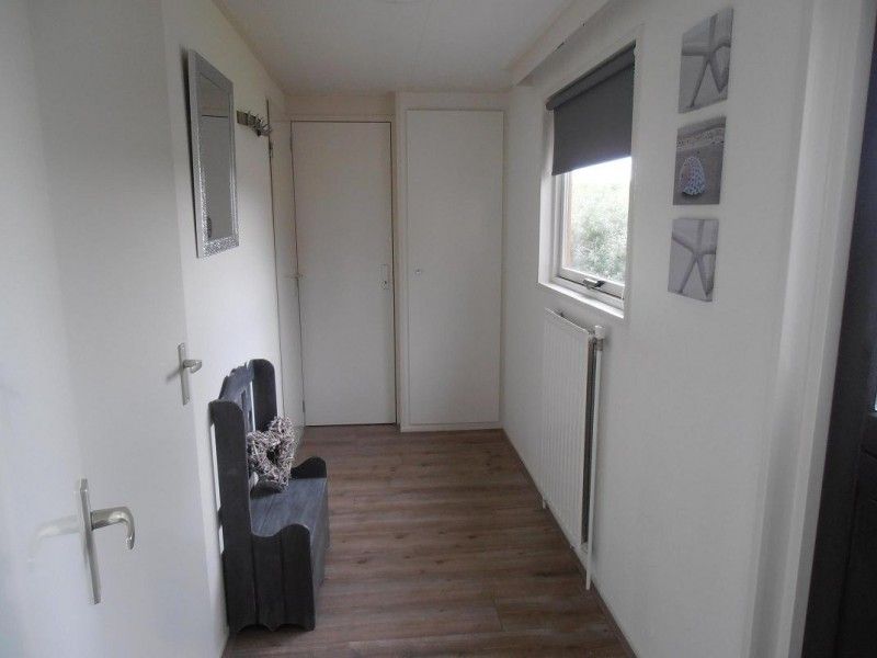 Ruime hal in Vakantiewoningen Oostmahorn, Oostmahorn, met moderne afwerking en toegang tot verschillende kamers.