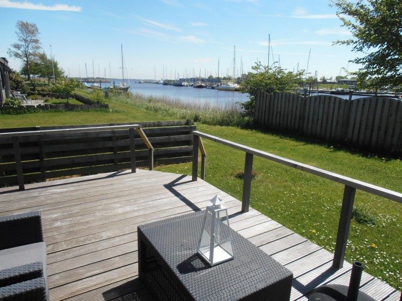 Uitzicht vanaf het terras van Vakantiewoningen Oostmahorn op de serene wateren van de Friese meren.