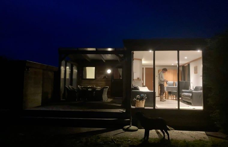 Gemuetliche Einrichtung des Ferienhauses in Oostmahorn mit Blick auf das Lauwersmeer, ideales Ferienhaus in den friesischen Seen.