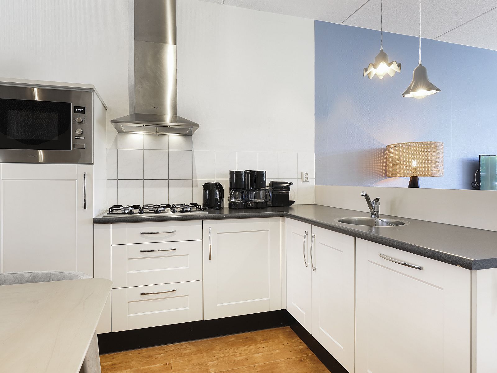 Moderne keuken in Esonstad 8-persoons woning 8L, vakantiehuis in Anjum Lauwersmeer, met stijlvolle inrichting en apparatuur.
